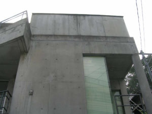東京文京区の築20年のコンクリート建築の汚れ